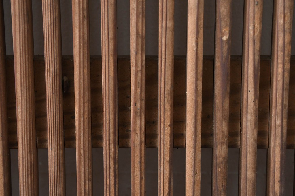 アンティーク建具　明治から大正期　表情豊かな木味と繊細な縦桟格子が魅力の蔵戸1枚　　(R-086529)