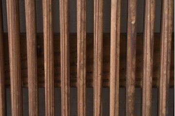 アンティーク建具　明治から大正期　表情豊かな木味と繊細な縦桟格子が魅力の蔵戸1枚　　(R-086529)