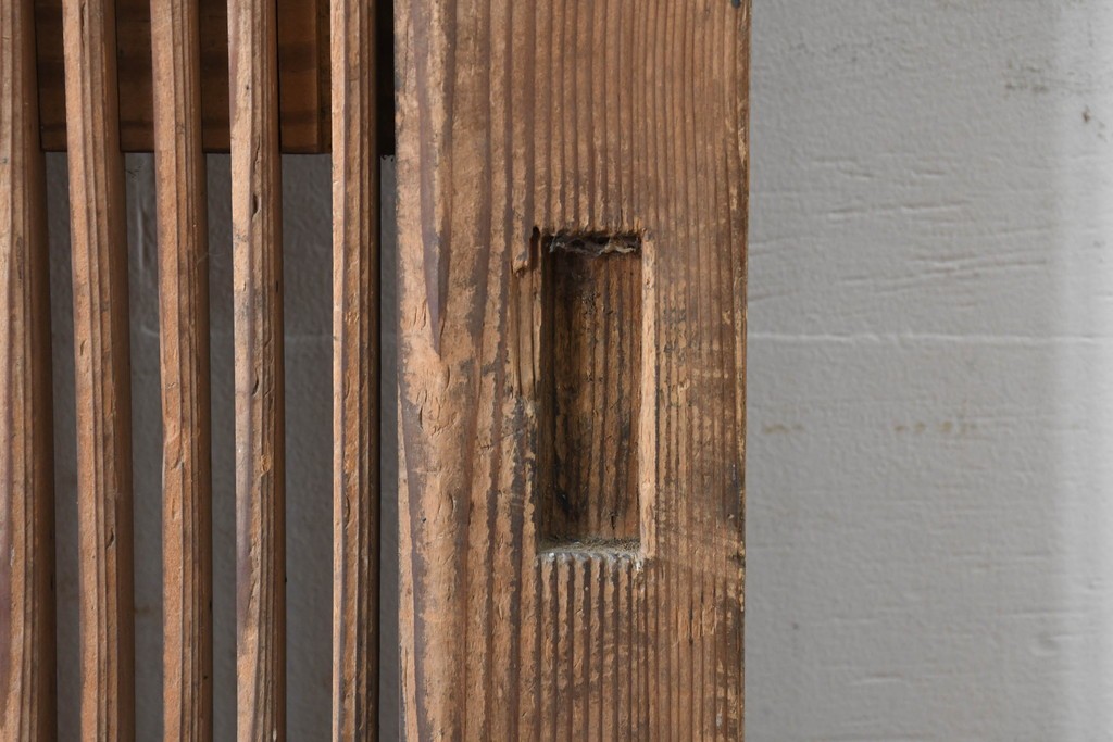 アンティーク建具　明治から大正期　表情豊かな木味と繊細な縦桟格子が魅力の蔵戸1枚　　(R-086529)