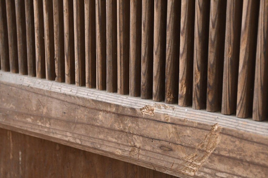 アンティーク建具　明治から大正期　表情豊かな木味と繊細な縦桟格子が魅力の蔵戸1枚　　(R-086529)