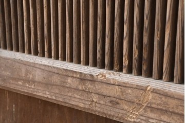 アンティーク建具　明治から大正期　表情豊かな木味と繊細な縦桟格子が魅力の蔵戸1枚　　(R-086529)