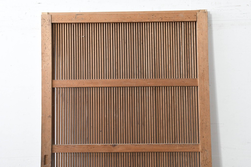 アンティーク建具　明治から大正期　表情豊かな木味と繊細な縦桟格子が魅力の蔵戸1枚　　(R-086529)