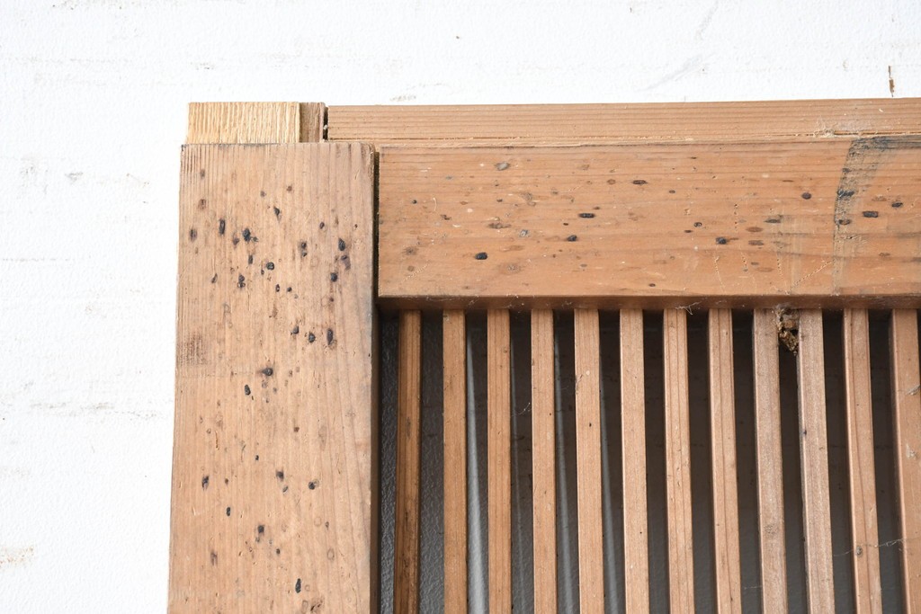 アンティーク建具　明治から大正期　表情豊かな木味と繊細な縦桟格子が魅力の蔵戸1枚　　(R-086529)