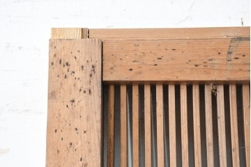 アンティーク建具　明治から大正期　表情豊かな木味と繊細な縦桟格子が魅力の蔵戸1枚　　(R-086529)