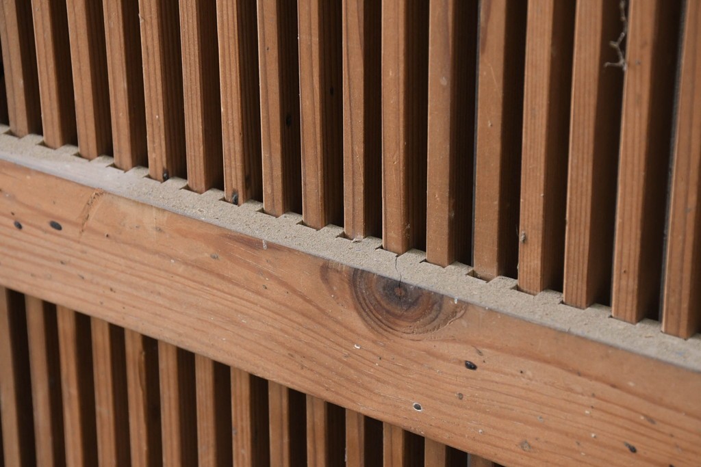 アンティーク建具　明治から大正期　表情豊かな木味と繊細な縦桟格子が魅力の蔵戸1枚　　(R-086529)