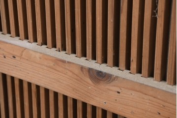 アンティーク建具　明治から大正期　表情豊かな木味と繊細な縦桟格子が魅力の蔵戸1枚　　(R-086529)