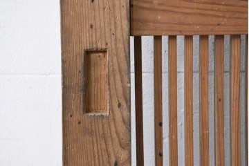アンティーク建具　明治から大正期　表情豊かな木味と繊細な縦桟格子が魅力の蔵戸1枚　　(R-086529)