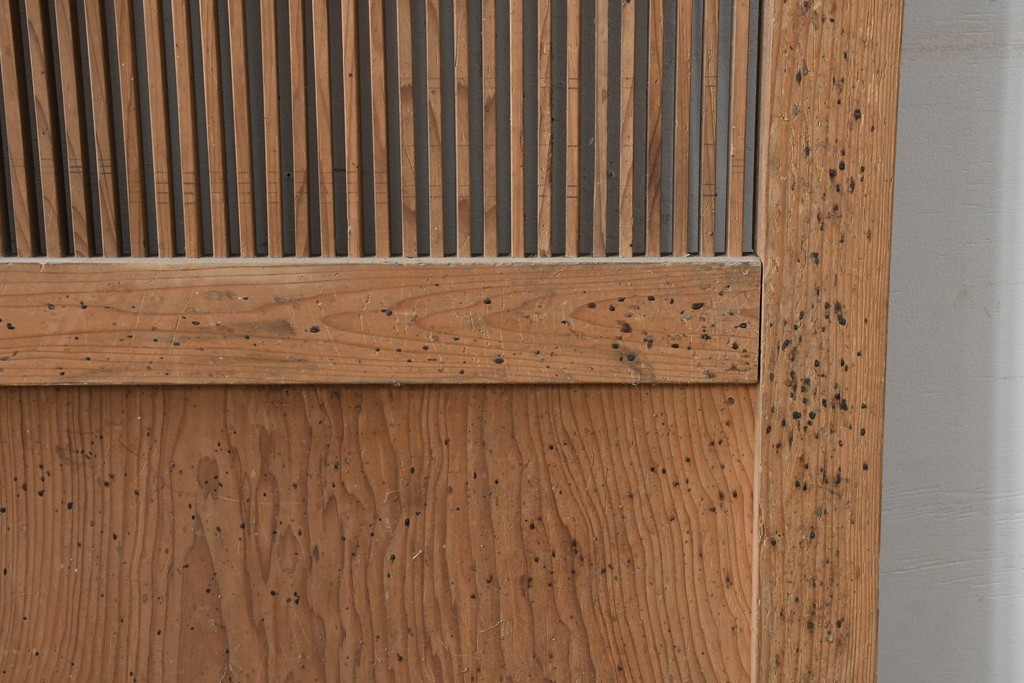 アンティーク建具　明治から大正期　表情豊かな木味と繊細な縦桟格子が魅力の蔵戸1枚　　(R-086529)