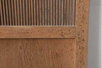 アンティーク建具　明治から大正期　表情豊かな木味と繊細な縦桟格子が魅力の蔵戸1枚　　(R-086529)