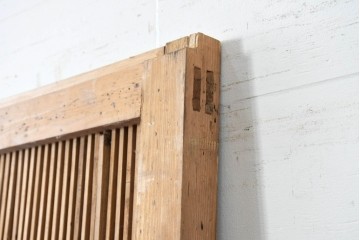 アンティーク建具　明治から大正期　表情豊かな木味と繊細な縦桟格子が魅力の蔵戸1枚　　(R-086529)