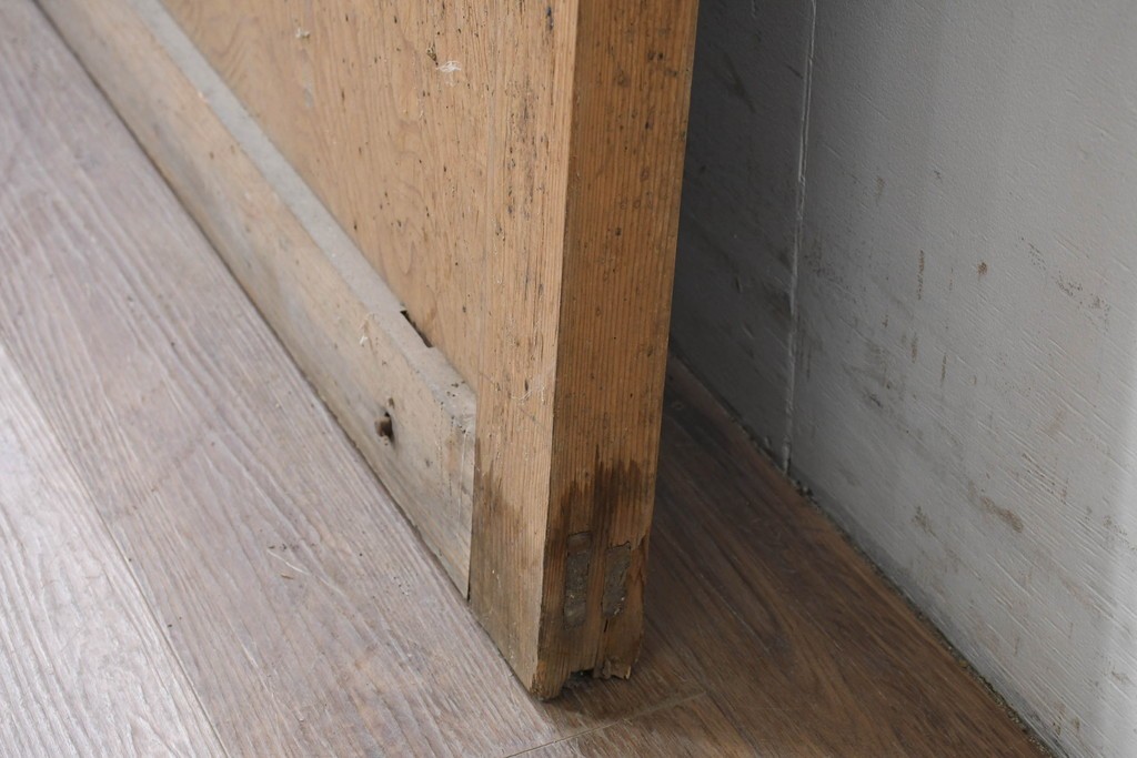 アンティーク建具　明治から大正期　表情豊かな木味と繊細な縦桟格子が魅力の蔵戸1枚　　(R-086529)