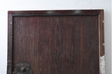 アンティーク建具　明治から大正期　栗(クリ)材・檜(ヒノキ)材　緻密な木目に古鉄の彫刻金具が映える庄内蔵戸1枚　(R-086530)