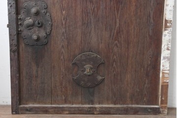 アンティーク建具　明治から大正期　栗(クリ)材・檜(ヒノキ)材　緻密な木目に古鉄の彫刻金具が映える庄内蔵戸1枚　(R-086530)