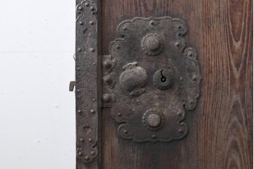 アンティーク建具　明治から大正期　栗(クリ)材・檜(ヒノキ)材　緻密な木目に古鉄の彫刻金具が映える庄内蔵戸1枚　(R-086530)