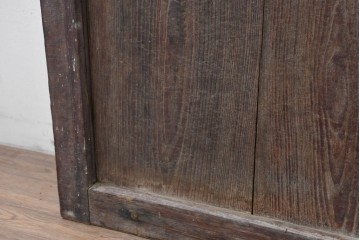 アンティーク建具　明治から大正期　栗(クリ)材・檜(ヒノキ)材　緻密な木目に古鉄の彫刻金具が映える庄内蔵戸1枚　(R-086530)