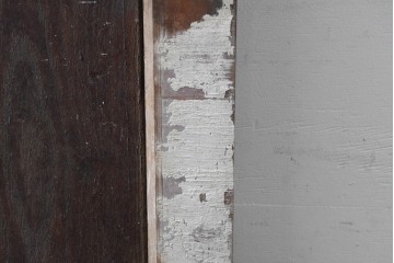 アンティーク建具　明治から大正期　栗(クリ)材・檜(ヒノキ)材　緻密な木目に古鉄の彫刻金具が映える庄内蔵戸1枚　(R-086530)