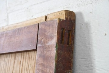 アンティーク建具　明治から大正期　栗(クリ)材・檜(ヒノキ)材　緻密な木目に古鉄の彫刻金具が映える庄内蔵戸1枚　(R-086530)