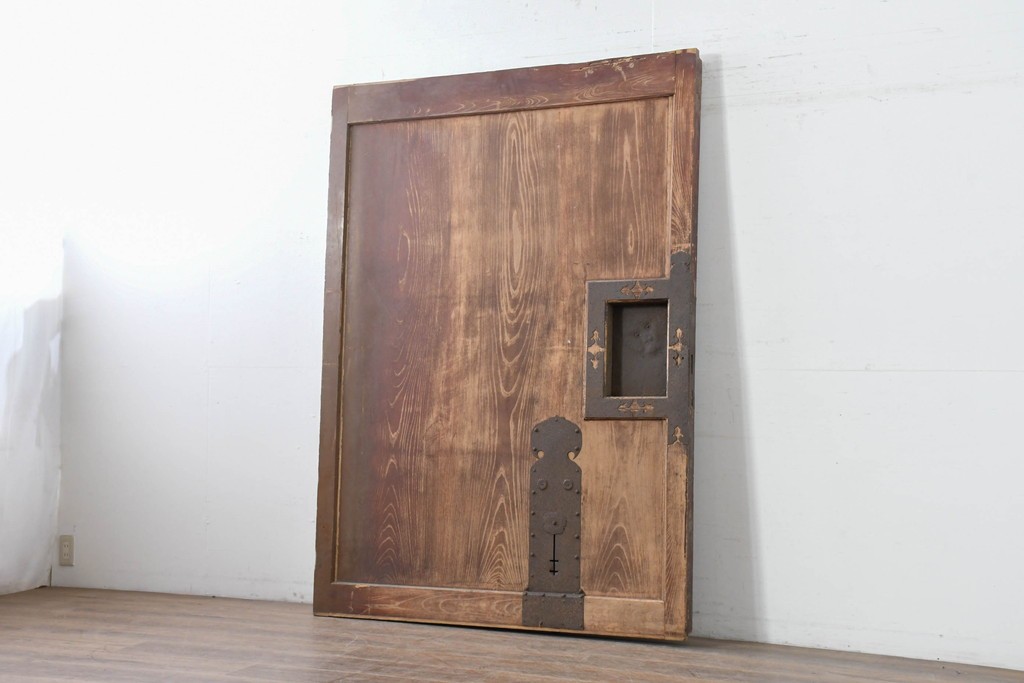 アンティーク建具　明治から大正期　超激レア!　総欅(ケヤキ)材　財を守る獅子面意匠金具が圧倒的な存在感を放つ蔵戸1枚　(R-086531)