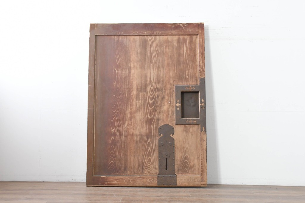 アンティーク建具　明治から大正期　超激レア!　総欅(ケヤキ)材　財を守る獅子面意匠金具が圧倒的な存在感を放つ蔵戸1枚　(R-086531)