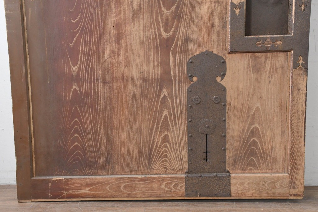 アンティーク建具　明治から大正期　超激レア!　総欅(ケヤキ)材　財を守る獅子面意匠金具が圧倒的な存在感を放つ蔵戸1枚　(R-086531)