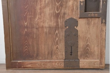 アンティーク建具　明治から大正期　超激レア!　総欅(ケヤキ)材　財を守る獅子面意匠金具が圧倒的な存在感を放つ蔵戸1枚　(R-086531)