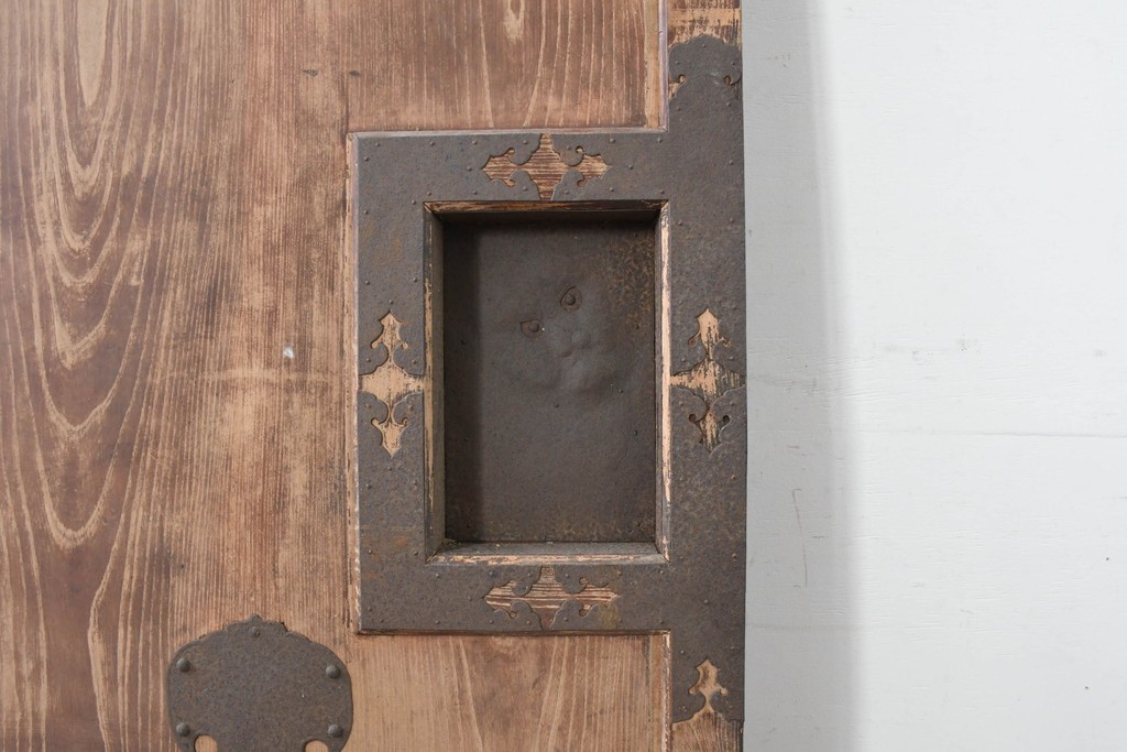 アンティーク建具　明治から大正期　超激レア!　総欅(ケヤキ)材　財を守る獅子面意匠金具が圧倒的な存在感を放つ蔵戸1枚　(R-086531)