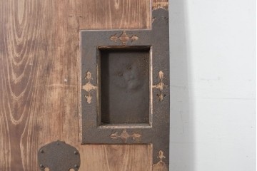 アンティーク建具　明治から大正期　超激レア!　総欅(ケヤキ)材　財を守る獅子面意匠金具が圧倒的な存在感を放つ蔵戸1枚　(R-086531)