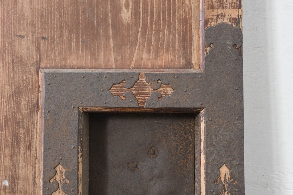 アンティーク建具　明治から大正期　超激レア!　総欅(ケヤキ)材　財を守る獅子面意匠金具が圧倒的な存在感を放つ蔵戸1枚　(R-086531)