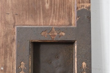 アンティーク建具　明治から大正期　超激レア!　総欅(ケヤキ)材　財を守る獅子面意匠金具が圧倒的な存在感を放つ蔵戸1枚　(R-086531)