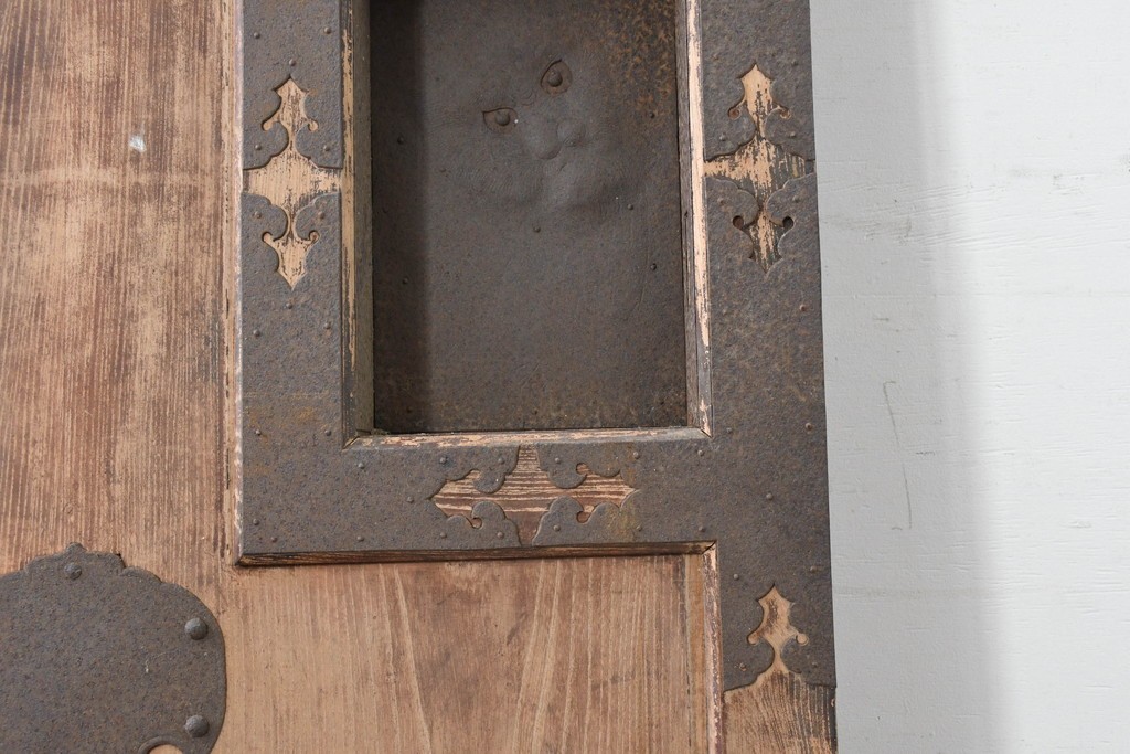 アンティーク建具　明治から大正期　超激レア!　総欅(ケヤキ)材　財を守る獅子面意匠金具が圧倒的な存在感を放つ蔵戸1枚　(R-086531)