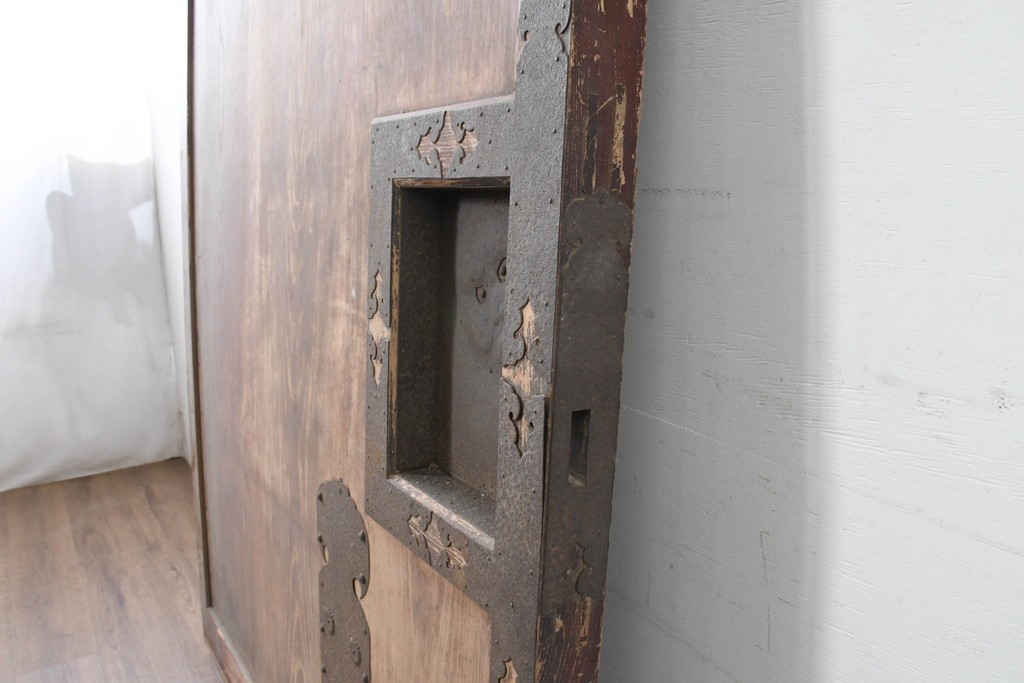 アンティーク建具　明治から大正期　超激レア!　総欅(ケヤキ)材　財を守る獅子面意匠金具が圧倒的な存在感を放つ蔵戸1枚　(R-086531)