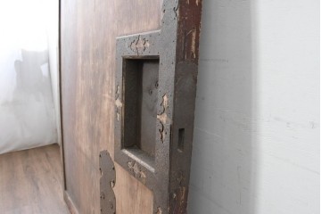 アンティーク建具　明治から大正期　超激レア!　総欅(ケヤキ)材　財を守る獅子面意匠金具が圧倒的な存在感を放つ蔵戸1枚　(R-086531)