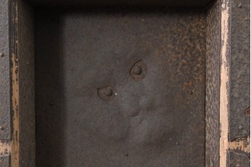 アンティーク建具　明治から大正期　超激レア!　総欅(ケヤキ)材　財を守る獅子面意匠金具が圧倒的な存在感を放つ蔵戸1枚　(R-086531)