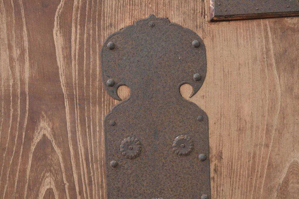アンティーク建具　明治から大正期　超激レア!　総欅(ケヤキ)材　財を守る獅子面意匠金具が圧倒的な存在感を放つ蔵戸1枚　(R-086531)