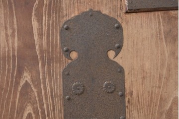 アンティーク建具　明治から大正期　超激レア!　総欅(ケヤキ)材　財を守る獅子面意匠金具が圧倒的な存在感を放つ蔵戸1枚　(R-086531)