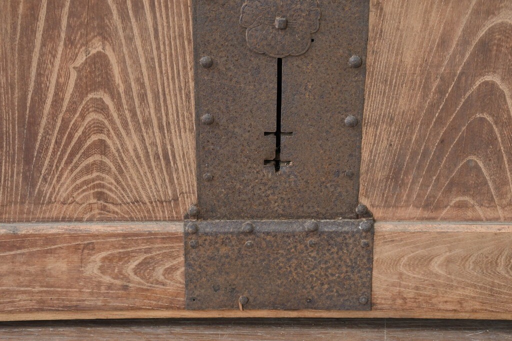 アンティーク建具　明治から大正期　超激レア!　総欅(ケヤキ)材　財を守る獅子面意匠金具が圧倒的な存在感を放つ蔵戸1枚　(R-086531)