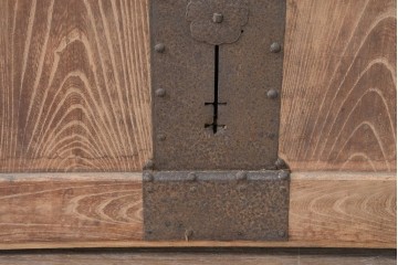 アンティーク建具　明治から大正期　超激レア!　総欅(ケヤキ)材　財を守る獅子面意匠金具が圧倒的な存在感を放つ蔵戸1枚　(R-086531)