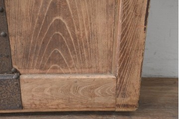 アンティーク建具　明治から大正期　超激レア!　総欅(ケヤキ)材　財を守る獅子面意匠金具が圧倒的な存在感を放つ蔵戸1枚　(R-086531)