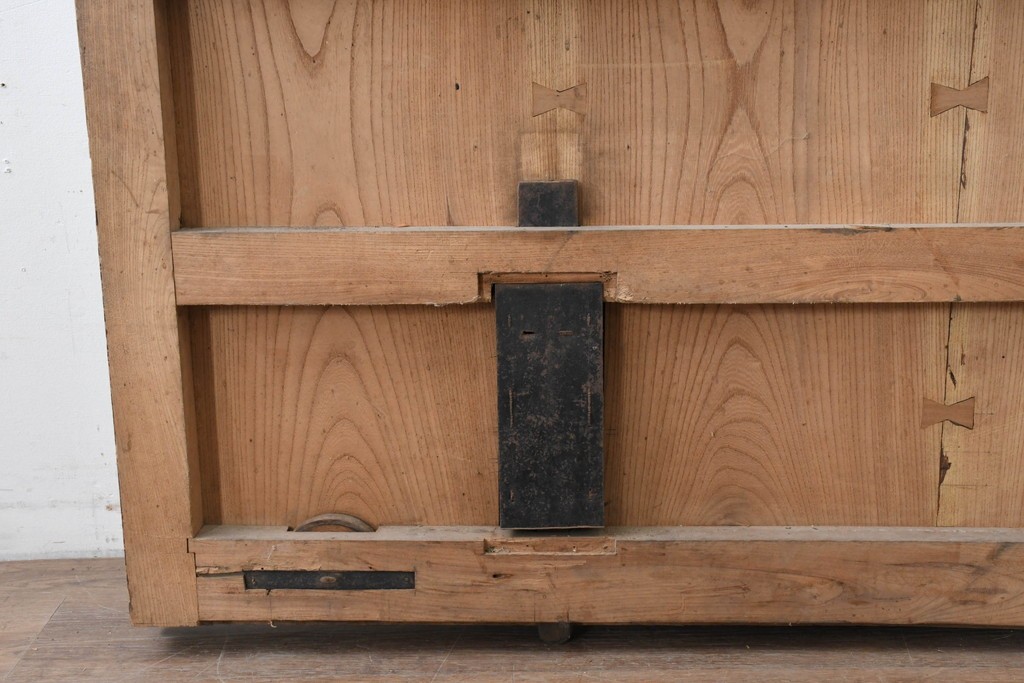 アンティーク建具　明治から大正期　超激レア!　総欅(ケヤキ)材　財を守る獅子面意匠金具が圧倒的な存在感を放つ蔵戸1枚　(R-086531)