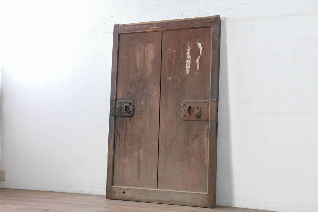 アンティーク建具　明治から大正期　珍品!　総欅(ケヤキ)材　両側にある錠前金具が重厚な趣を添える蔵戸1枚　(R-086532)