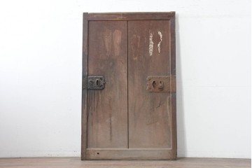 アンティーク建具　明治から大正期　珍品!　総欅(ケヤキ)材　両側にある錠前金具が重厚な趣を添える蔵戸1枚　(R-086532)
