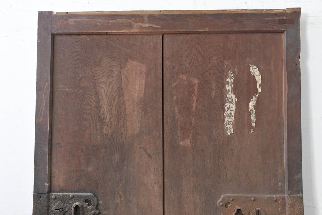 アンティーク建具　明治から大正期　珍品!　総欅(ケヤキ)材　両側にある錠前金具が重厚な趣を添える蔵戸1枚　(R-086532)
