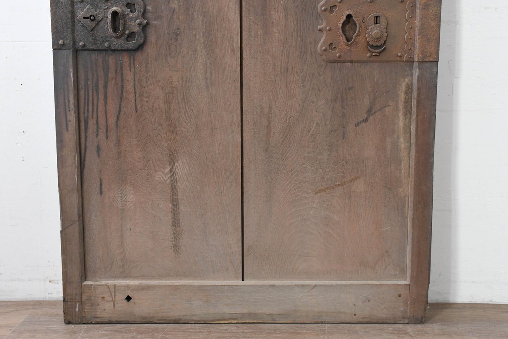 アンティーク建具　明治から大正期　珍品!　総欅(ケヤキ)材　両側にある錠前金具が重厚な趣を添える蔵戸1枚　(R-086532)