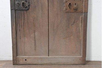 アンティーク建具　明治から大正期　珍品!　総欅(ケヤキ)材　両側にある錠前金具が重厚な趣を添える蔵戸1枚　(R-086532)