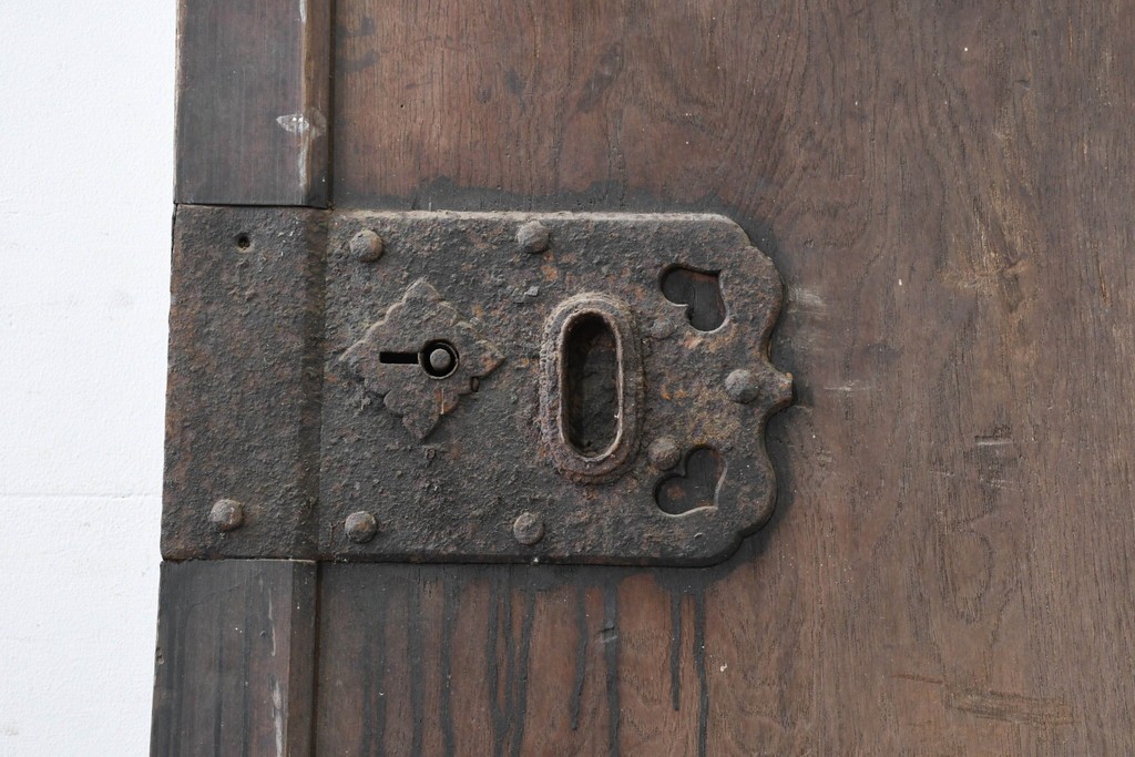 アンティーク建具　明治から大正期　珍品!　総欅(ケヤキ)材　両側にある錠前金具が重厚な趣を添える蔵戸1枚　(R-086532)