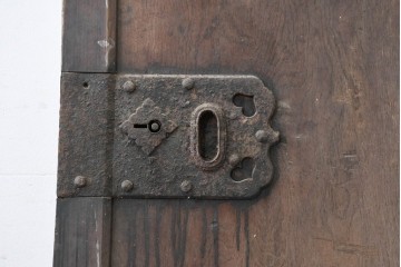 アンティーク建具　明治から大正期　珍品!　総欅(ケヤキ)材　両側にある錠前金具が重厚な趣を添える蔵戸1枚　(R-086532)