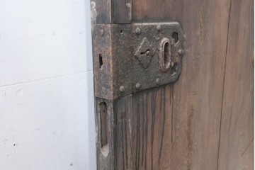 アンティーク建具　明治から大正期　珍品!　総欅(ケヤキ)材　両側にある錠前金具が重厚な趣を添える蔵戸1枚　(R-086532)
