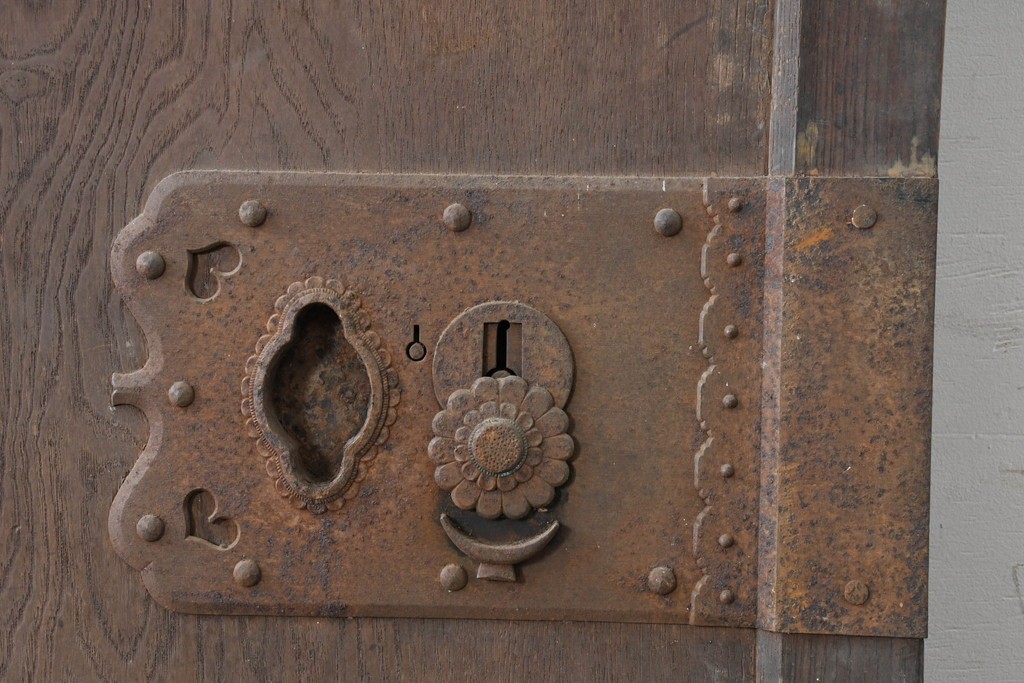 アンティーク建具　明治から大正期　珍品!　総欅(ケヤキ)材　両側にある錠前金具が重厚な趣を添える蔵戸1枚　(R-086532)