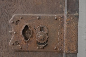 アンティーク建具　明治から大正期　珍品!　総欅(ケヤキ)材　両側にある錠前金具が重厚な趣を添える蔵戸1枚　(R-086532)