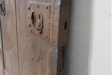 アンティーク建具　明治から大正期　珍品!　総欅(ケヤキ)材　両側にある錠前金具が重厚な趣を添える蔵戸1枚　(R-086532)